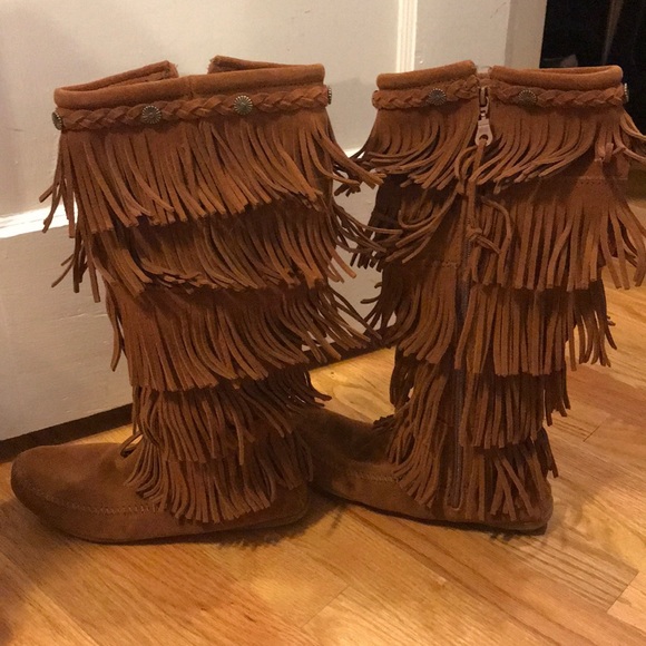 NWOT Minnetonka 5-Layer fringe boots size 8 - Picture 3 of 4
